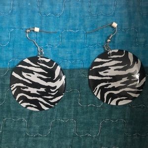 Animal print dangling earrings 🖤